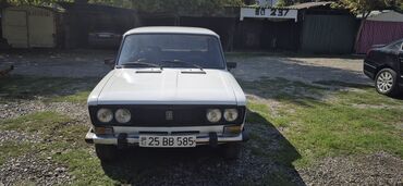 ваза напольная стеклянная высокая без узора: Ağ rəngli VAZ-2106 sedan avtomobili. Dörd qapılı bu avtomobil retro — 7