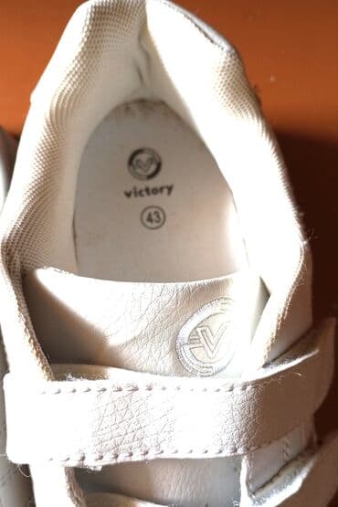 kişilər ucun qacış krossovkaları: İspaniyanın "VİkTory" firmasının krassovkası,43 razmeri az — 2