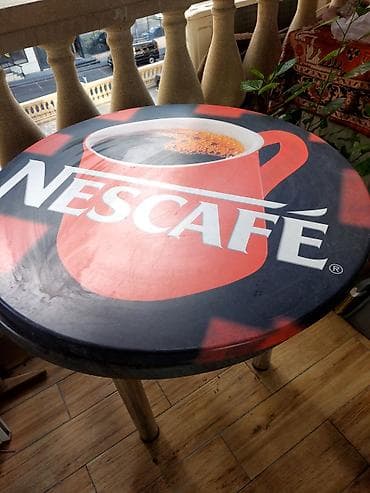 uber cantası: Nescafé temalı masa - Brendli dizayn: Masa səthində böyük Nescafé — 1