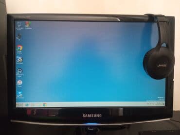 Masaüstü kompüterlər və iş stansiyaları: Samsung monitoru, qara rəngli klaviaturası, siçanı və qulaqlıqları ilə — 5