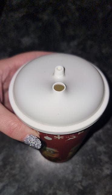 qaradağ daşı: Uşaq üçün burunlu içmə stəkani - Mövzu: Yeni il dizaynı, qırmızı fon — 2