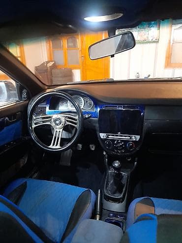 turbo az honda: Qara rəngli, dördqapılı sedan avtomobili. Avtomobilin ön hissəsində — 2