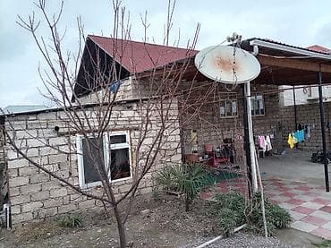 Kirayə evlər: Satılır: həyət evi - Daş hasarlı, dəmir darvazalı həyət. - Ev və — 2