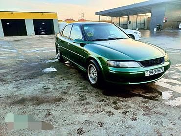Opel Vectra sedan – yaşıl rəng, 4 qapı, AZ nömrə nişanı. Şəhərdaxili