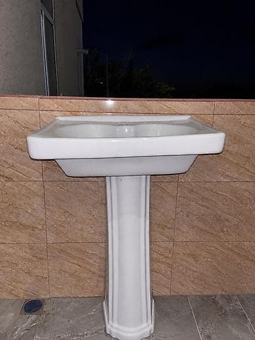 borular: Ağ keramikaya malik pilyastrlı ayaqlı hamam moydadırı (lavabo). - — 1