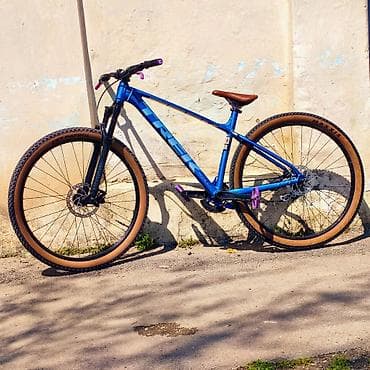 velasbet: Trek hardtail dağ velosipedi - Gövdə: yüngül alüminium, mavi rəngdə — 3