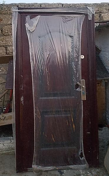 qapi setkalari: Dəmir giriş qapısı – tünd qəhvəyi (palıd tonunda) dekorlu panel. - — 1