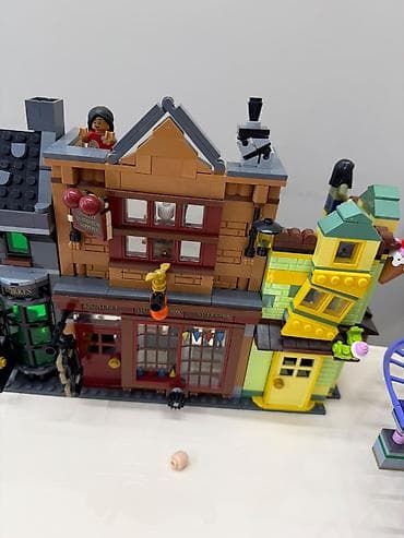 oyuncaq ekskavator: LEGO dəstinin tematik küçə səhnəsi – sehrli məhəllə üslubunda modul — 1