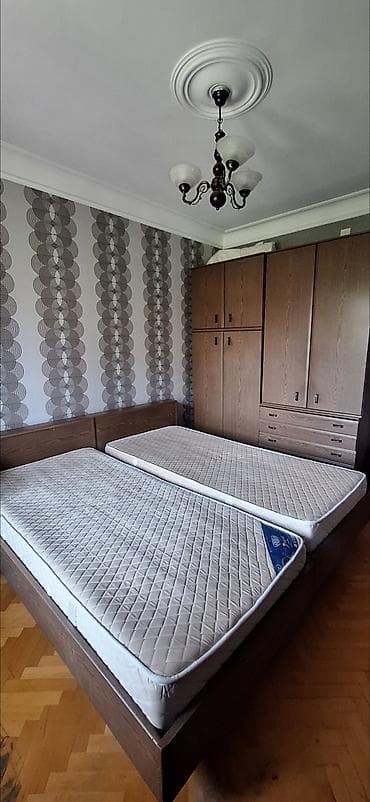 - Başlıq hissəsi taxta, tünd palıd tonlarında - Böyük qarderob: yuxarı — 1