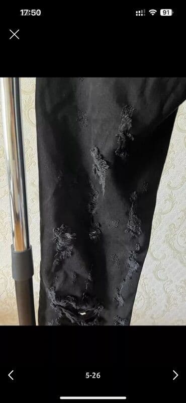 zeynep bastik baku: Zara Qara rəngli, yırtıq detallı cins şalvar. Dizlərdə və digər — 22