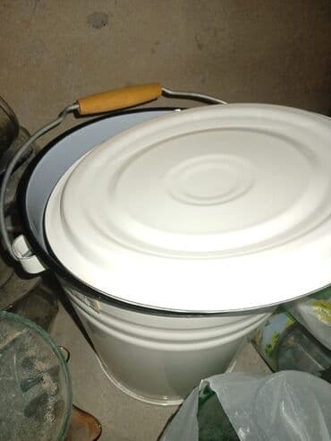 dəniz məhsulları: Ağ rəngli, emallı səthə malik bu vedrə, qapağı sayəsində içindəki — 1