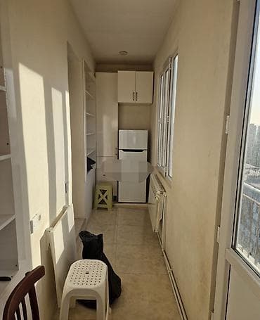 Mənzil 8ci km bazarın yanında yerləşir. Metro xalqlara və Nefçilərə 6 — 5
