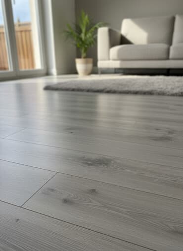 Laminat: Açıq boz rəngdə laminat döşəmə panelləri. Taxta taxıllarının təbii — 1