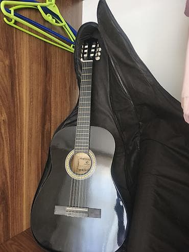 Klassik akustik gitara – 4/4 ölçü. - Korpus: parlaq qara rəngli