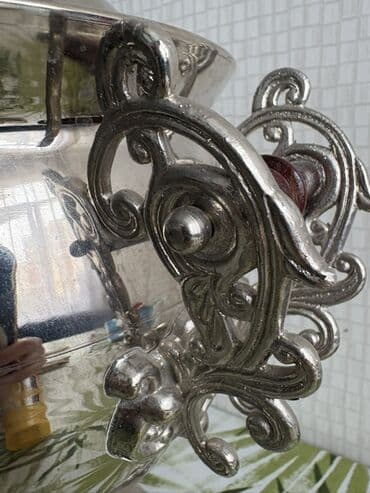 купить бу самовар на дровах: Klassik rus samovarı – dekorativ naxışlı metal gövdə və möhkəm ayaqlıq — 10