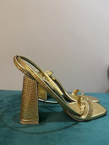 zara dest: Qızılı rəngli qadın sandaleti - Dizayn: Zərif, minimal qayışlı — 2