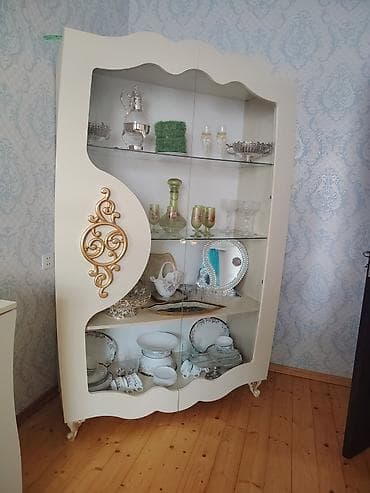 Şüşəli dolab vitrini
