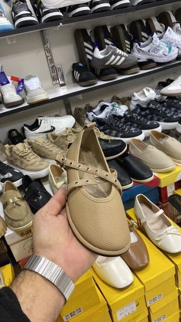 flis kişi tolstovkaları: Məhsul: Kişi və qadın ayaqqabıları – gündəlik və stil kombinasiyası — 10