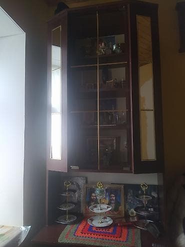 унитаз б у: Şüşə qapıları və güzgü arxa paneli olan tünd qəhvəyi rəngli künc — 1