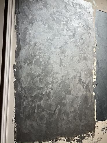 sadə alçipan fiqurları: Dekorativ divar boyası və klassik plintus/kapitel profilləri ilə — 4