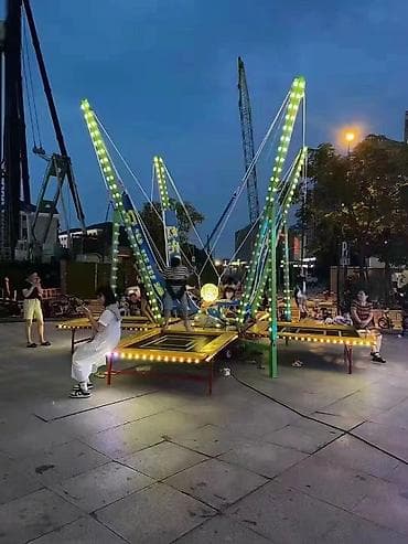 Atraksion: 4 yerlik bungee-trampolin kompleksi Təsvir: - Eyni anda 4