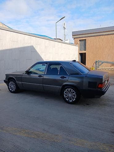 190 mator: Mercedes-Benz 190 (W201): 2 l | 1992 il Sedan — 6