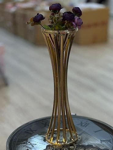 Vazalar: Bir vaza, Metal — 2