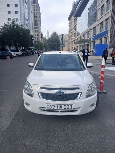 Yağlar və avtokimyəvi maddələr: Chevrolet Cobalt, ağ rəng, sedan gövdə. Xüsusiyyətlər: - Avtomat — 3