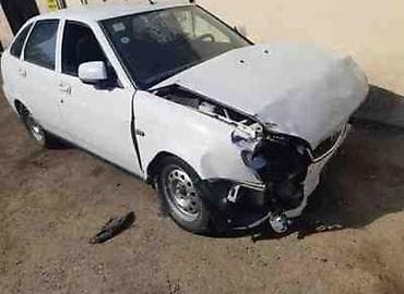 priora qapı: LADA Priora – ağ rəngli sedan/kuzov. Şəkillərdə görünən avtomobil ön — 4