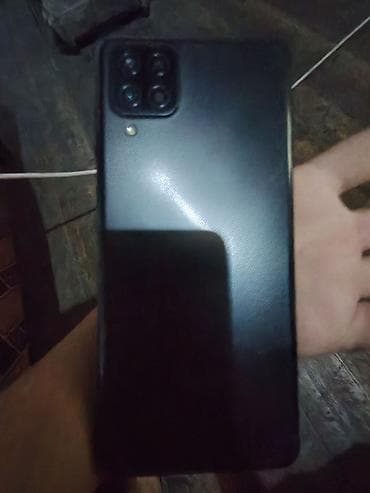 13 iphone ikinci el: Smartfon – arxa tərəfində dördqat kamera modulu və LED flaşlı model — 4