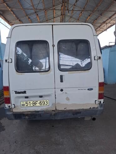 Yağlar və avtokimyəvi maddələr: Ağ rəngli Ford Transit markalı mikroavtobus. Nəqliyyat vasitəsi — 4