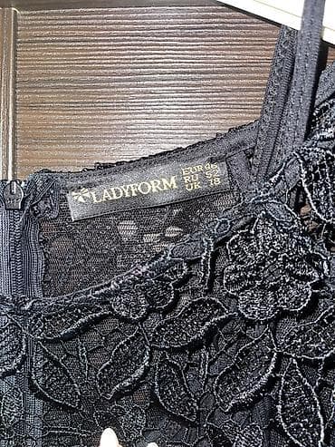 nişan gulu: Ladyform markalı qadın geyimi – krujeva detallı qara ziyafət paltarı — 1