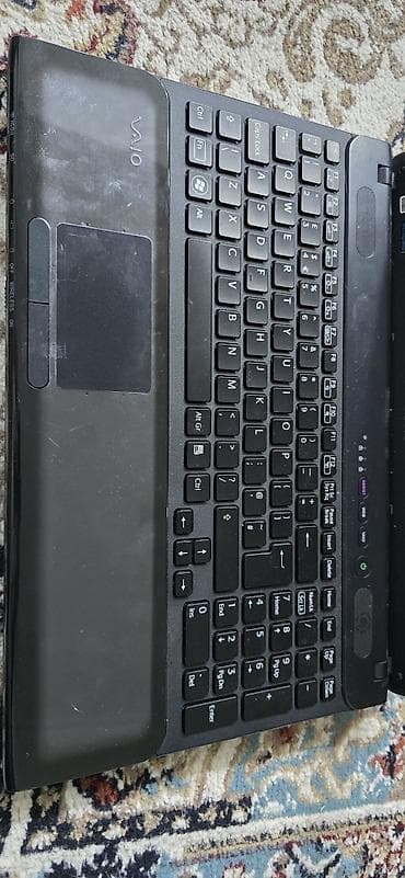 duyu aparatı: Sony VAIO noutbuk - Model: Sony VAIO (qara korpus, sağ tərəfdə tam — 1