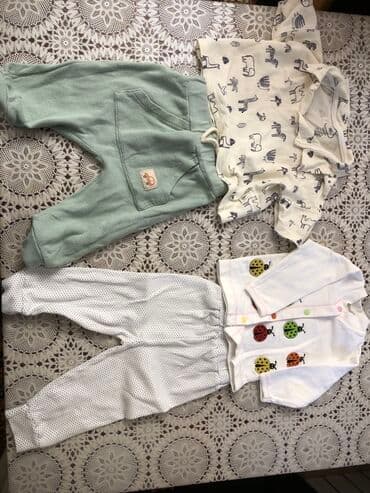 Cinslər və şalvarlar: Uşaq geyim dəsti - 2 cüt şalvar: - Açıq yaşıl, yumşaq toxumalı, yan — 1