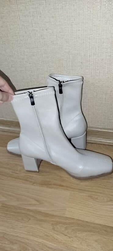 Çəngəllər: Ağ rəngli qadın botları - Model: kvadrat burunlu, yarımboğaza qədər - — 2