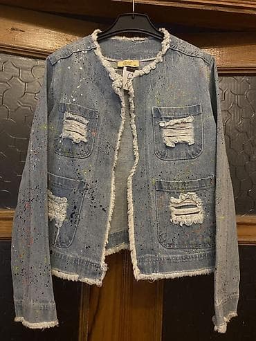 Qadınlar üçün iki fərqli denim gödəkçə dəsti 1) Açıq göy rəngli, “raw