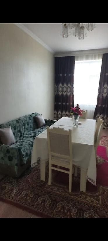 Uzunmüddətli kirayə mənzillər: Mebelli 3 otaqlı mənzil – geniş və işıqlı - Qonaq otağı: divan, 4 — 1