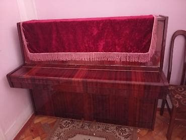 Upright piano - Korpus: tünd qəhvəyi, parlaq taxta örtük, klassik düz