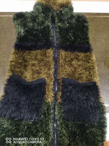 женские меховые жилеты: Xəzli/şərf teksturasına bənzər uzun tüklü parça ilə hazırlanmış — 3