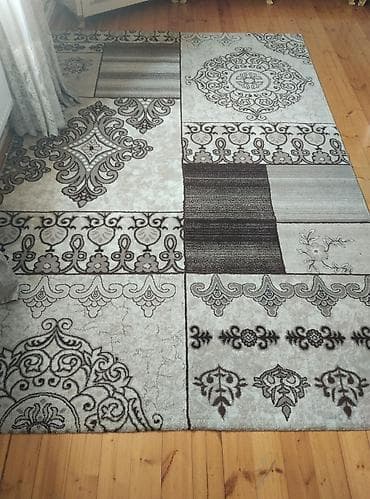 Məhsul: xalça Təsvir: - Rəng palitrası: açıq boz fon üzərində tünd