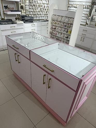 podium boutique: Mağaza üçün vitrin adası – iki hissəli, şüşə vitrin üstlü, saxlama — 4
