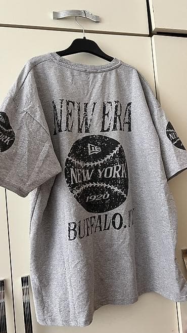 Futbolkalar: Boz rəngli qısaqoll T‑şört - Brend: New Era (qrafik çaplarda loqo) - — 1