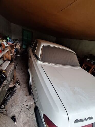 w202 qapi rezini: GAZ Volga 3110, ağ rəng, sedan gövdə. Nömrə nişanı: 05-BD-556 (AZ) — 3