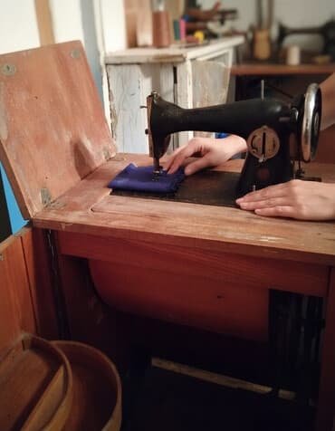 Taxta kabinetli mexaniki tikiş maşını - Klassik ayaq pedalı (treadle)