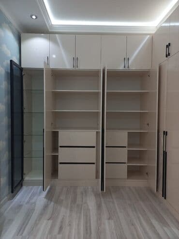 işlenmiş dolab: Künc dolab, Yataq otağı üçün, Paltar üçün, Açılan, Korpuslu, 6 qapı — 2