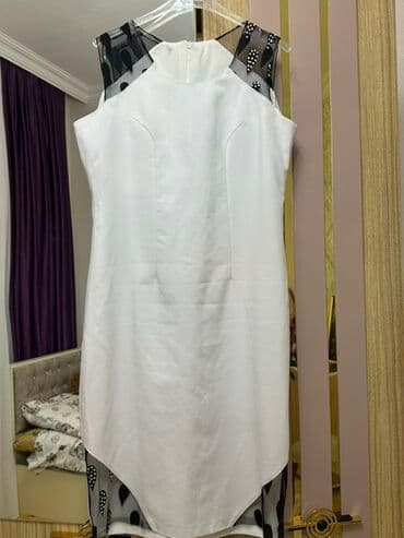 a klas: Ağ rəngli, dizə qədər uzunluqda qolsuz paltar. Yuxarı hissədə çiyinlər — 1