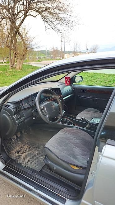 opel omega b: Opel Omega: 2.2 l | 2001 il 32756 km Sedan — 5