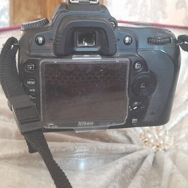 notbuk ucuz: Nikon D90 rəqəmsal güzgülü kamera. Kameranın qara rəngli korpusu var — 4