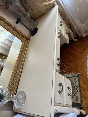 ders masaları: Ağ rəngli, klassik üslubda, dörd çekmeceli və bir qapalı bölməsi olan — 2