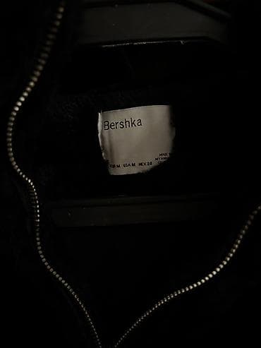 jordan jaket: Bershka qara kürklü kapüşonlu kürk - Brend: Bershka - Rəng: tam qara — 3